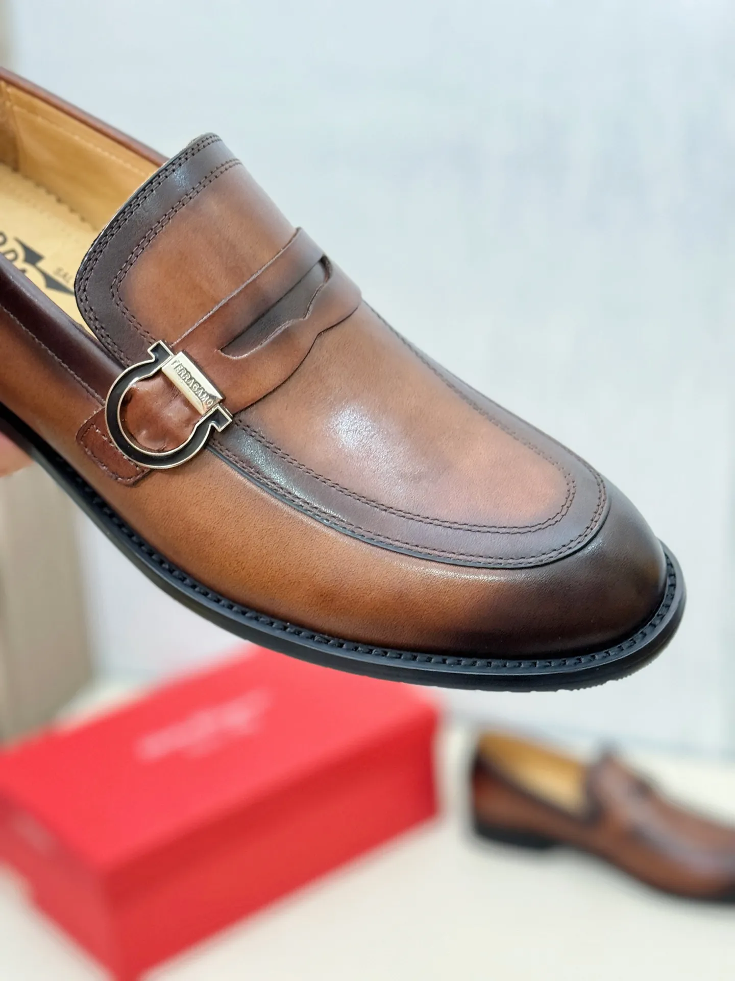 [Ferragamo] P: 560💰 Number of yards: 38~44 (45 orders are non-returnable) Ferragam's new men's formal leather shoes, the fabric is made of imported cowhide, with visible texture, heavy-duty stitching, dyed calfskin inside, standard logo cowhide feet, big-name experience, soft and comfortable on the feet, a men's favorite, special non-slip and wear-resistant rubber soles, easy to handle various occasions, with original box packaging!